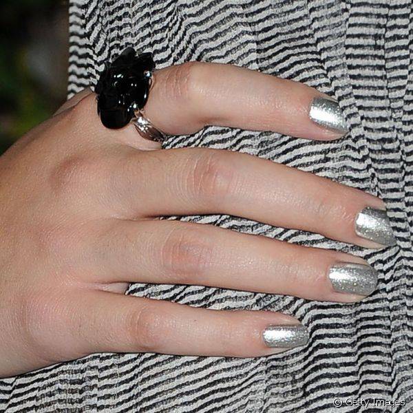 Hailee apostou no esmalte prateado com pequenos brilhos em sua composição para enfeitar suas unhas para o evento CHANEL Intimate Dinner At Robertson Boutique, em outubro de 2011